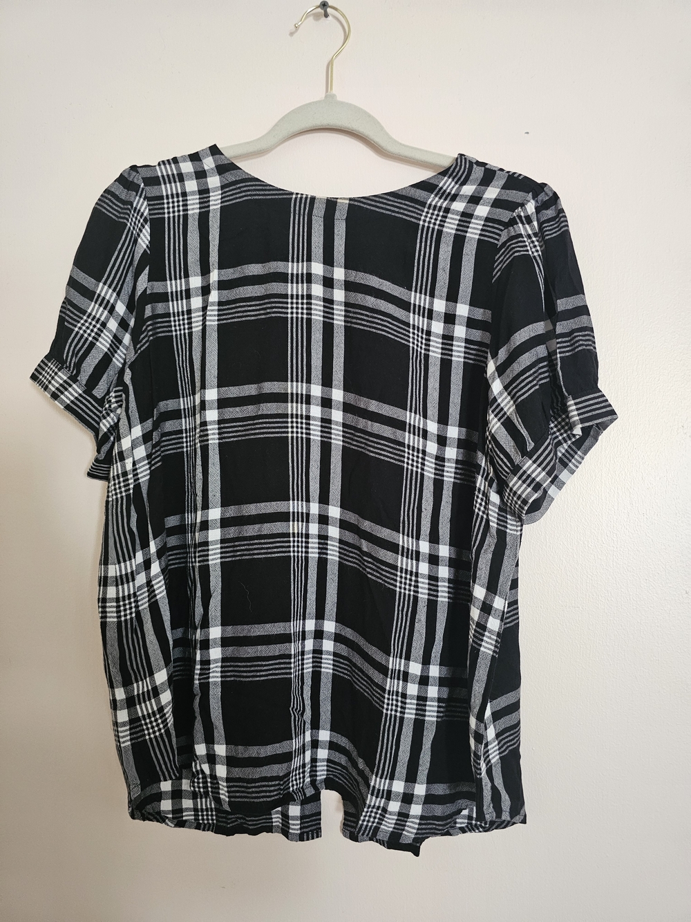 LOFT Black and White Buffalo Plaid Short Sleeve Top Button Back